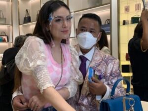Berita artis: Celine Evangelista dipeluk oleh pengacara kondang Hotman Paris, mereka pun akan dikawal oleh netizen sampai naik pelaminan.