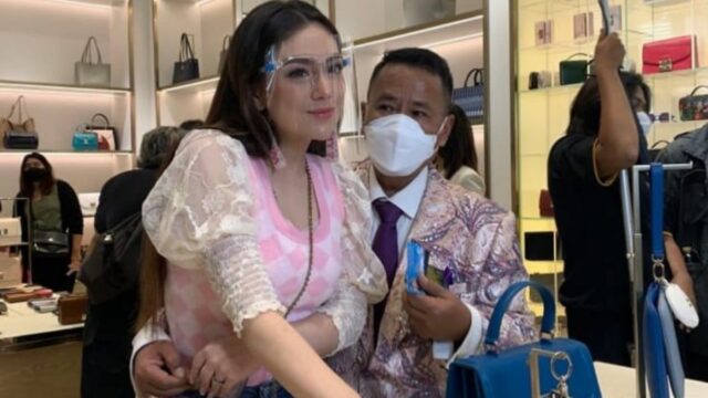 Berita artis: Celine Evangelista dipeluk oleh pengacara kondang Hotman Paris, mereka pun akan dikawal oleh netizen sampai naik pelaminan.