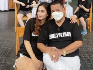 Berita artis: Hotman Paris akhirnya mendapatkan asisten pribadi yang ke-24, ia merupakan seorang wanita cantik asal Sukabumi.