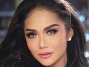 Berita artis: Krisdayanti disebut sebagai artis yang kecantikannya tak pernah luntur, hal itu dilansir dari kolom komentar warganet dalam postingan di akun Instagramnya.