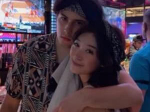 Berita artis: Livy Renata dipeluk oleh seorang pria bule sat dirinya berada di Australia, siapa kah sosok pria bule yang nekat memeluk Livy itu?