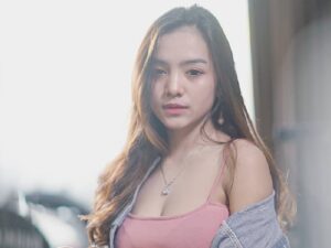 Berita artis: Model, penyanyi dan pengusaha Lisa Son mengaku pernah ada pengacara kondang Indonesia yang menawarinya menjadi simpanannya