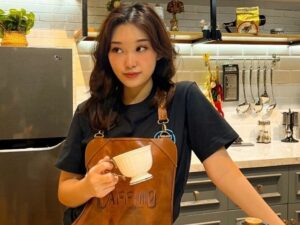 Berita artis: Livy Renata belum lama ini hebohkan publik dengan pengakuannya yang pernah hidup susah, namun masih tetap bisa makan Salmon.