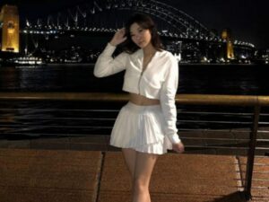 Berita artis: Livy Tenata memposting foto baru pakai outfit putih, netizen malah tanya soal pekerjaan rumah tangga.