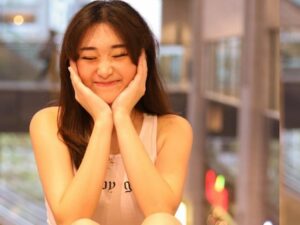Berita artis: Livy Renata membuat heboh warganet saat peryataan yang mengatakan bahwa dirinya pandai memasang seprei, mamanya pun merasa bangga.