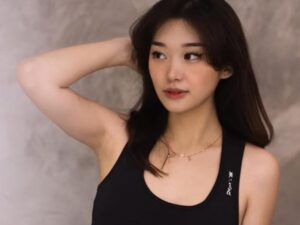 Berita artis: Livy Renatan mengunggah potret seksi dirinya yang mengenakan celana ketat, netizen pun menyebut bahwa celananya itu sudah kekecilan.