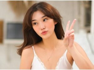 Berita artis: Livy Renata membagikan potret dirinya yang sedang memakai bikini dengan latar ombak pantai di Instagram pribadinya.