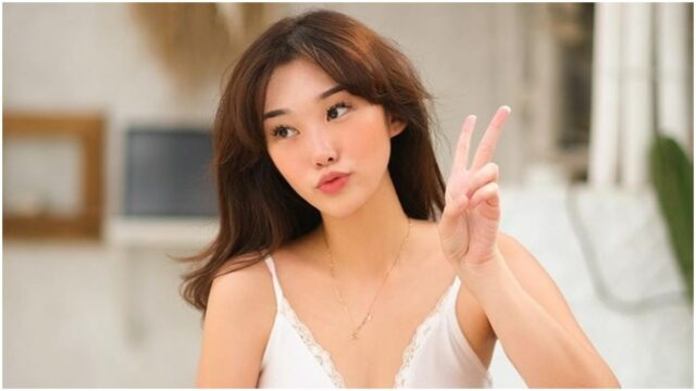 Berita artis: Livy Renata membagikan potret dirinya yang sedang memakai bikini dengan latar ombak pantai di Instagram pribadinya.