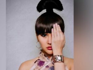 Berita artis: Lucinta Luna disebut seperti wanita Jepang saat lakukan kuncir rambut yang bergambarkan seperti pohon beringin.