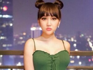 Berita artis: Lucinta Luna disebut barbie hidup saat mengenakan baju seksi, ia juga menggunakan make up tebal yang mengundang komentar netizen.