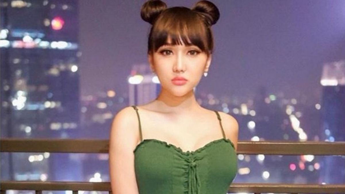 Berita artis: Lucinta Luna disebut barbie hidup saat mengenakan baju seksi, ia juga menggunakan make up tebal yang mengundang komentar netizen.