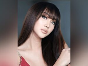 Berita artis: Lucinta Luna tampak cantik dengan make up bold flawless dan gaya rambutnya yang panjang serta berponi di Instagram.