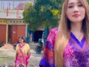 Berita artis: Lucinta Luna kali ini tampil mengenakan daster emak-emak, namun bukannya seperti emak-emak namun malah terlihat semakin ayu.