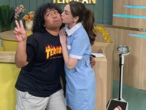 Berita artis: Celine Evangelista mencium pipi komedian Marshel Widianto. Hal ini terlihat dalam postingan terbaru Marshel di Instagramnya.  