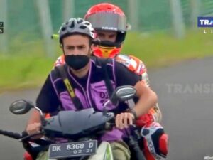 Berita terbaru: Motor merk Vario yang menggonceng Marc Marquez yang sudah mati pajak itu dibeli oleh seorang crazy rich Indonesia seharga 1,2 Miliar.