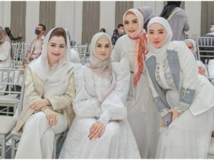 Berita artis: unggahan foto Mulan Jameela ketika menghadiri acara 11 tahun berkarya Ayu Dyah Andari disebut mirip Barbie.