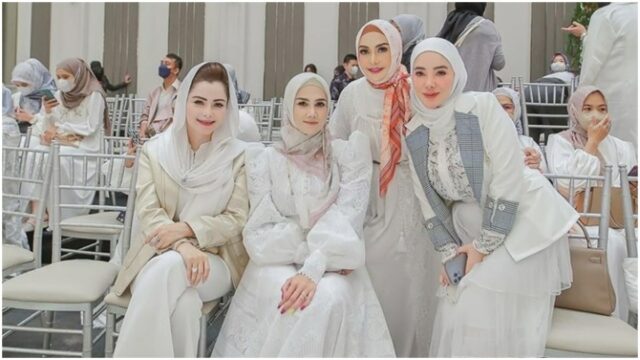 Berita artis: unggahan foto Mulan Jameela ketika menghadiri acara 11 tahun berkarya Ayu Dyah Andari disebut mirip Barbie.