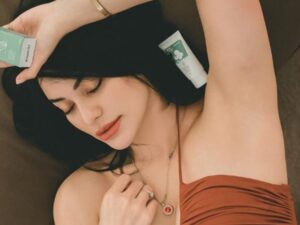 Berita artis: Nora Alexandra mengunggah foto yang memperlihatka keteknya yang mulus, netizen pun dibuat insecure karena merasa lebuh mulus dari mukanya.