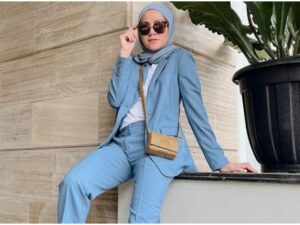 Berita artis: Olla Ramlan tampil kece dengan blazer berwarna biru laut dengan baju kaus putih untuk innerwear dan celana panjang.