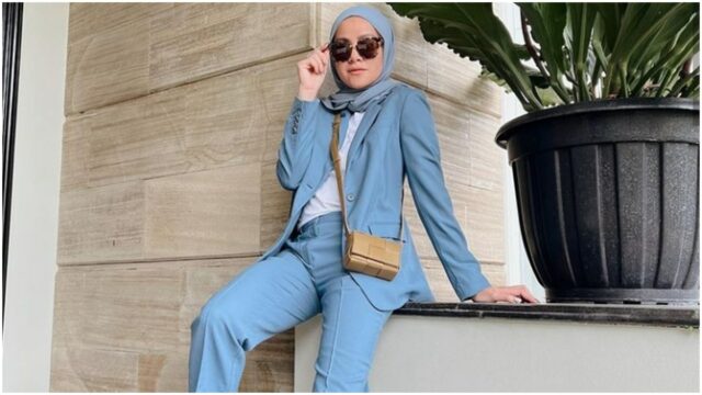 Berita artis: Olla Ramlan tampil kece dengan blazer berwarna biru laut dengan baju kaus putih untuk innerwear dan celana panjang.