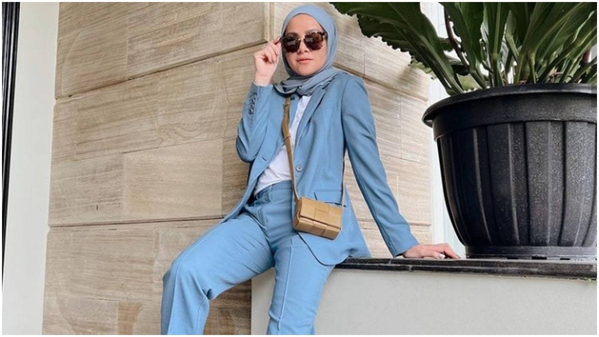 Berita artis: Olla Ramlan tampil kece dengan blazer berwarna biru laut dengan baju kaus putih untuk innerwear dan celana panjang.