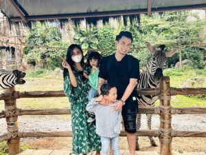 Berita artis: Rachel Vennya mengunggah foto dirinya bersama dengan mantan suami dan juga sepasang anaknya yang liburan bersama.