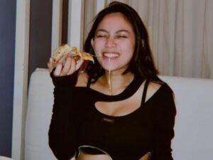 Berita artis: Rachel Vennya mengunggah foto dengan pakaian terbuka, netizen pun menyebut dirinya sebagai janda anak 2 yang meresahkan.