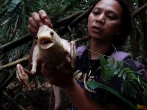 Berita terbaru: Kembali terulang, setelah menangkap raja jin pria berambut gondrong ini berhasil menangkap ratu jin, netizen pun dibuat melongo.