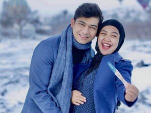 Berita artis: Youtuber Ria Ricis positif hamil, ia menyampaikan kabar tersebut di akun Instagram pribadinya @riaricis belum lama ini, Selasa (22/3/2022).