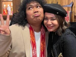Berita artis: Marshel Widianto dipeluk oleh penyanyo cantik Rossa, hal itu pun membuat Celine Evangelista Cemburu.