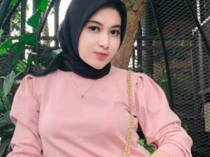 Berita artis: Berikut ini beberapa potret cantik Salma Salsha yang merupakan asisten pribadi ke-17 Hotman Paris yang mengenakan hijab.