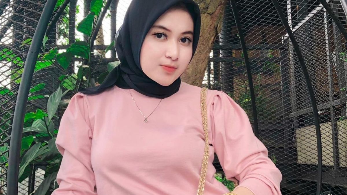 Berita artis: Berikut ini beberapa potret cantik Salma Salsha yang merupakan asisten pribadi ke-17 Hotman Paris yang mengenakan hijab.