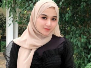 erita artis: Netizen peringatkan Hotman Paris agar jangan memegang Salma, asisten pribadinya yang mengenakan hijab.