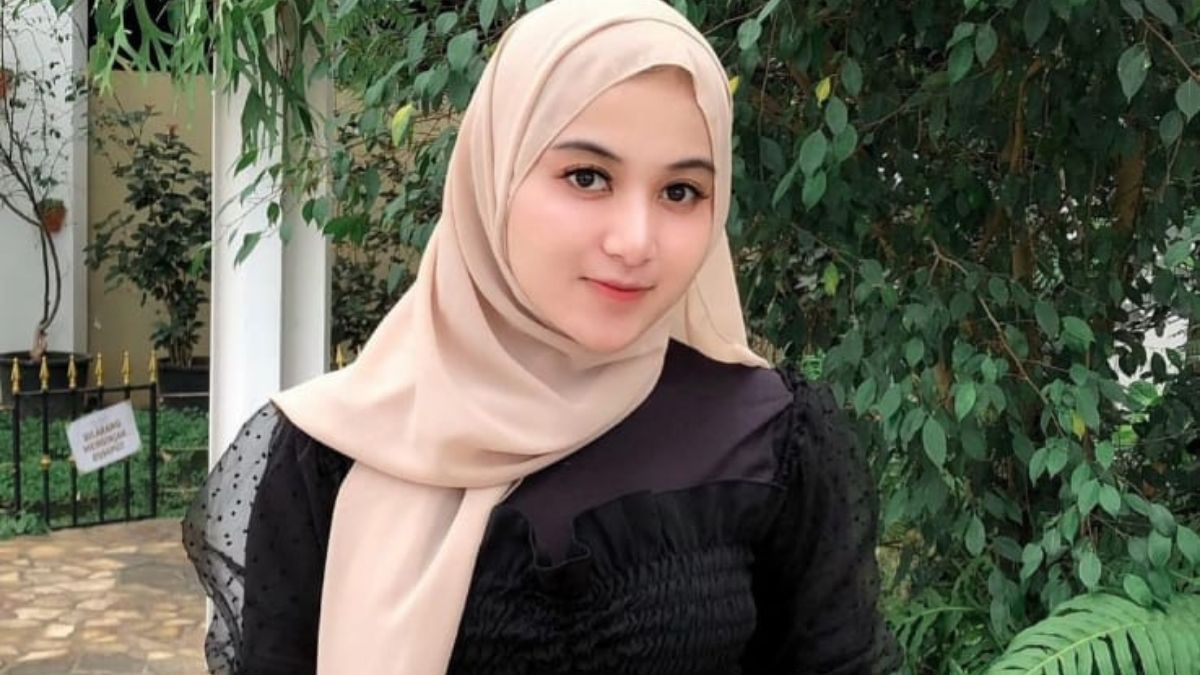 erita artis: Netizen peringatkan Hotman Paris agar jangan memegang Salma, asisten pribadinya yang mengenakan hijab.