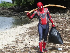 Berita terbaru: Aksi yang dilakukan spiderman Roedy Hartono tentang menjaga dan merawat kebersihan lingkungan patut diacungi jempol
