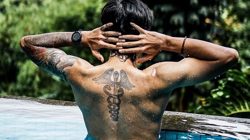Berita artis: Dokter Tirta memposting foto dirinya yang memperlihatkan tato yang ada di punggung hingga tangannya yang hebohkan warganet.