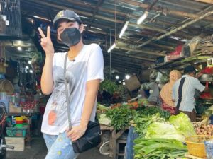 Berita artis: Ussy Sulistiawaty, istri dari Andhika Pratama ini mendapat banyak pujian dari netizen usai memposting dirinya tengah berada di pasar.