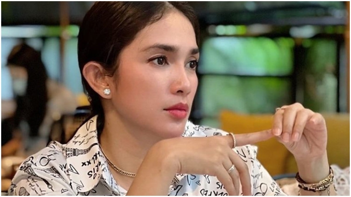 Berita artis: Ussy Sulistiawaty, istri dari Andhika Pratama ini mendapat banyak pujian dari netizen usai memposting dirinya tengah berada di pasar.