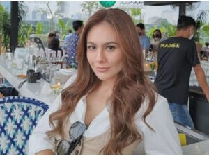 Berita artis: netizen dibuat heboh oleh foto Wulan Guritno peluk mesra cowok berperawakan bule dihadapan mantan suaminya.