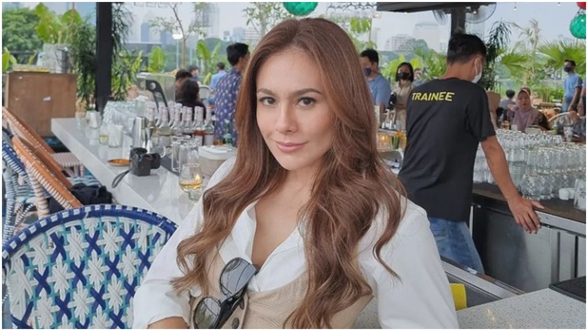 Berita artis: netizen dibuat heboh oleh foto Wulan Guritno peluk mesra cowok berperawakan bule dihadapan mantan suaminya.