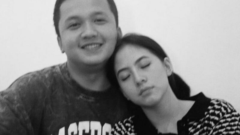 Berita artis: Zara Adhisty tampak terlelap nyaman di pangkuan seorang pria, apakah pria tersebut pacar baru Zara Adhisty?