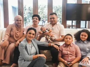 Berita artis: Setelah sekian lama ditunggu, akhirnya Raul Lemos kunjungi Ameena sang cucu pertama bersama keluarga kecilnya.