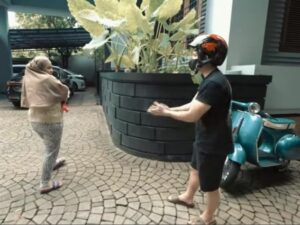 Berita artis: Atta Halilintar beli vespa baru lagi, Aurel Hermansyah ancam sang suami untuk tidur diluar bila tidak menjualnya.