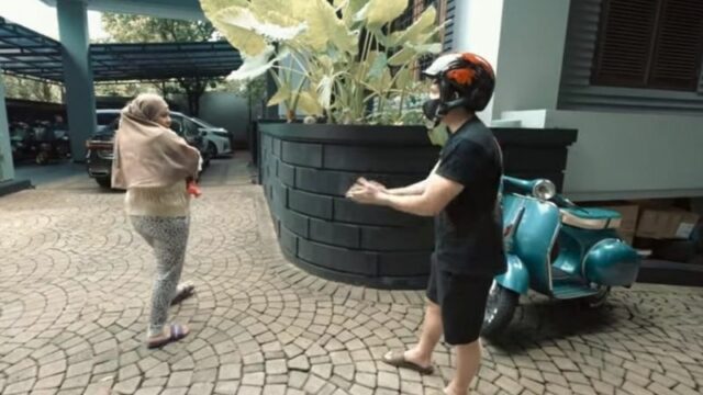 Berita artis: Atta Halilintar beli vespa baru lagi, Aurel Hermansyah ancam sang suami untuk tidur diluar bila tidak menjualnya.
