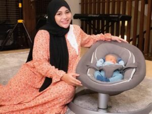 Berita artis: Aurel Hermansyah disamperin oleh teman-temannya untuk melihat putri pertamanya Ameena, ia pun mengatakan kepada Ameena untuk menjadi ketua geng.