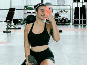 Berita artis: Selebgram cantik Awkarin menilai media sosial toxic, netizen ingatkan jika itu sumber pendapatan dan sikap pribadinya.