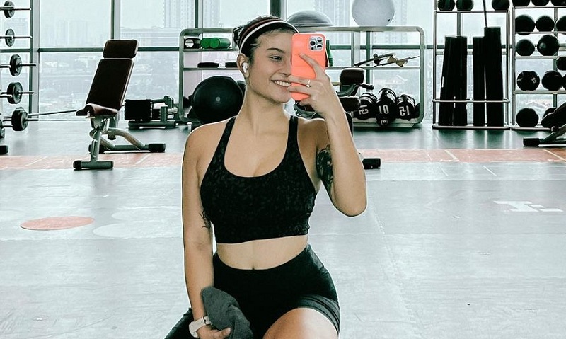 Berita artis: Selebgram cantik Awkarin menilai media sosial toxic, netizen ingatkan jika itu sumber pendapatan dan sikap pribadinya.