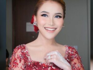 Berita artis: Netizen dukung Ayu Ting Ting terkait usulan boikot oleh MUI karena status janda anak satu yang disandangnya.