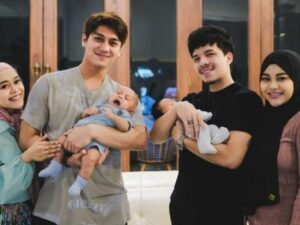 Berita artis: Baby Ameena anak dari Atta dan Aurel baru saja dikunjungi oleh baby Leslar yang merupakan anak Lesty dan Rizky Billar, Selasa 1 Maret 2022.