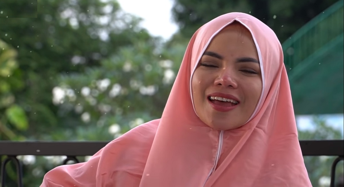 Berita artis: Di depan Irfan Hakim, Dinar Candy memakai hijab dan membaca surah Al-Baqarah. Ia terdengar fasih membacakan ayat Alquran tersebut.